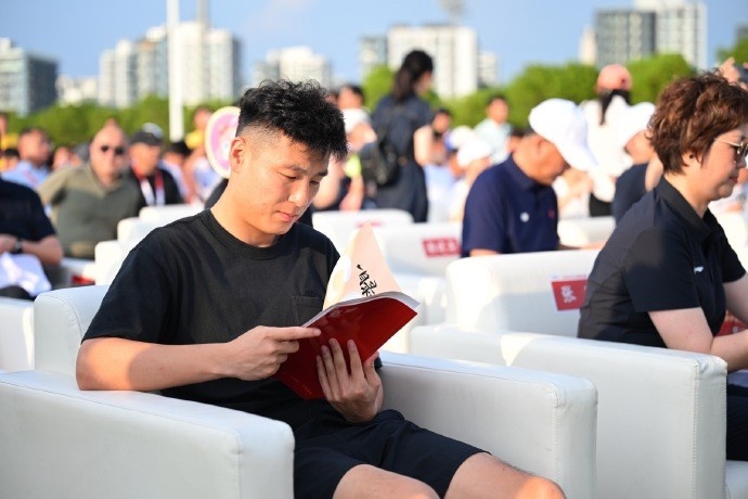 开云体育高赔率-记者:武磊现身上海中学生足球赛活动,他仍然在伤势康复阶段