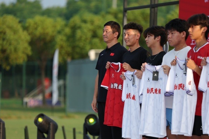 开云体育高赔率-记者:武磊现身上海中学生足球赛活动,他仍然在伤势康复阶段