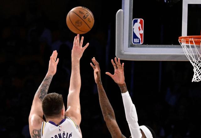 1745133232482078241.jpg 云开体育app下载-轰25分+封印东契奇杀招!1.36亿王牌变湖人心头刺