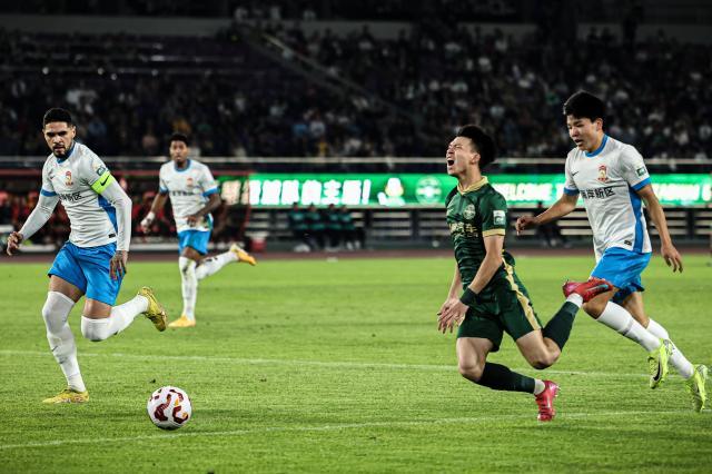 1746362825141020661.jpg 开云体育全站app下载优惠-领跑本土射手榜!中超新星王钰栋的上限在哪儿?