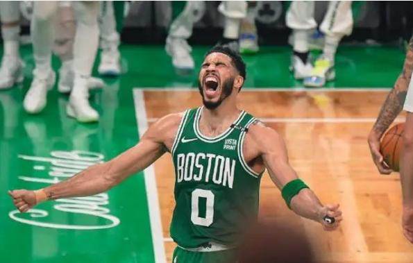 开云体育高赔率-【现场】波士顿不眠夜 塔图姆带队夺冠泪洒现场