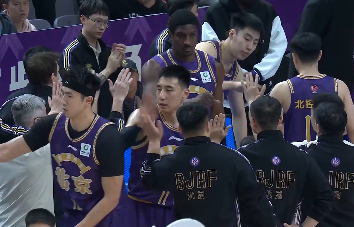 随着上海40分狂胜广东，山东8连胜，CBA最新积分榜出炉：广厦领跑