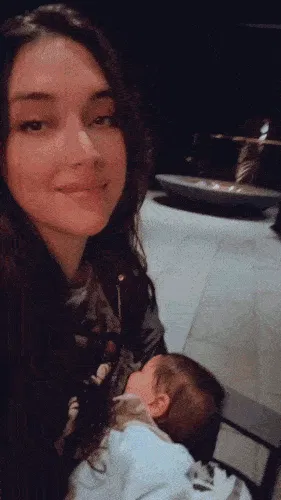 家庭日！霍福德妻子分享全家在一起观看棒球转播的影片